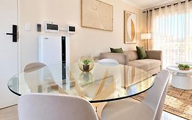 Cozy Family Retreat Sleeps 4 Has Comfortable Beds With Large Dining & Living Area
